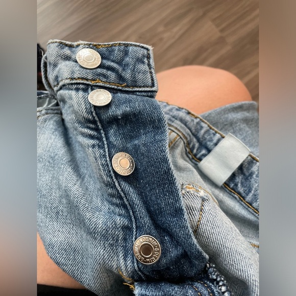 H&M Women’s Blue Ultra High Rise Mom Jeans Classic Style size 6 - Picture 6 of 8